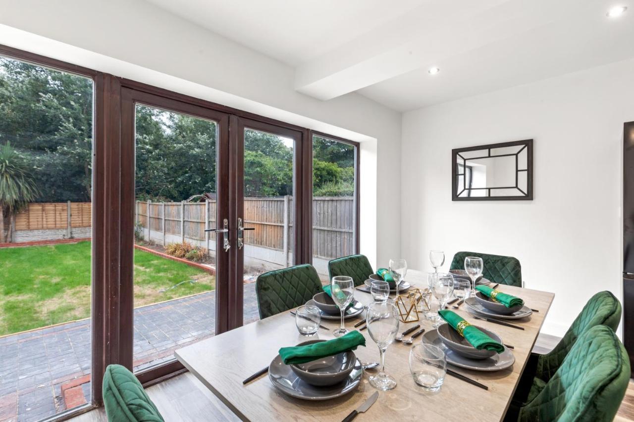 Walsall - 4 Bedroom House, Wi-Fi, Garden , Sleeps 8 - Jrr Stays Bescot 외부 사진