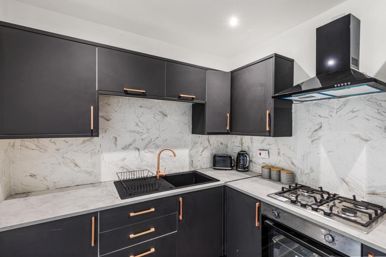 Walsall - 4 Bedroom House, Wi-Fi, Garden , Sleeps 8 - Jrr Stays Bescot 외부 사진