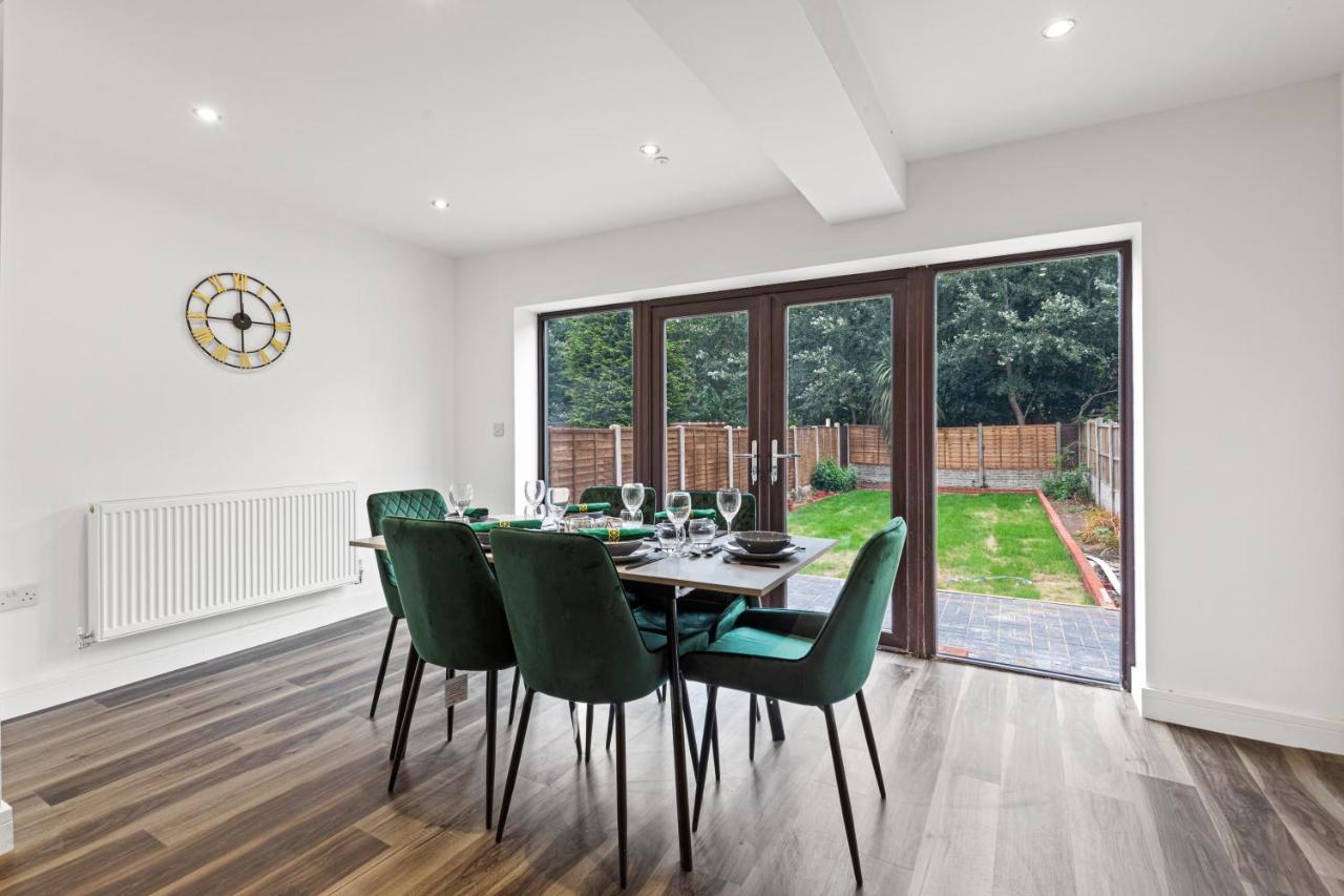 Walsall - 4 Bedroom House, Wi-Fi, Garden , Sleeps 8 - Jrr Stays Bescot 외부 사진