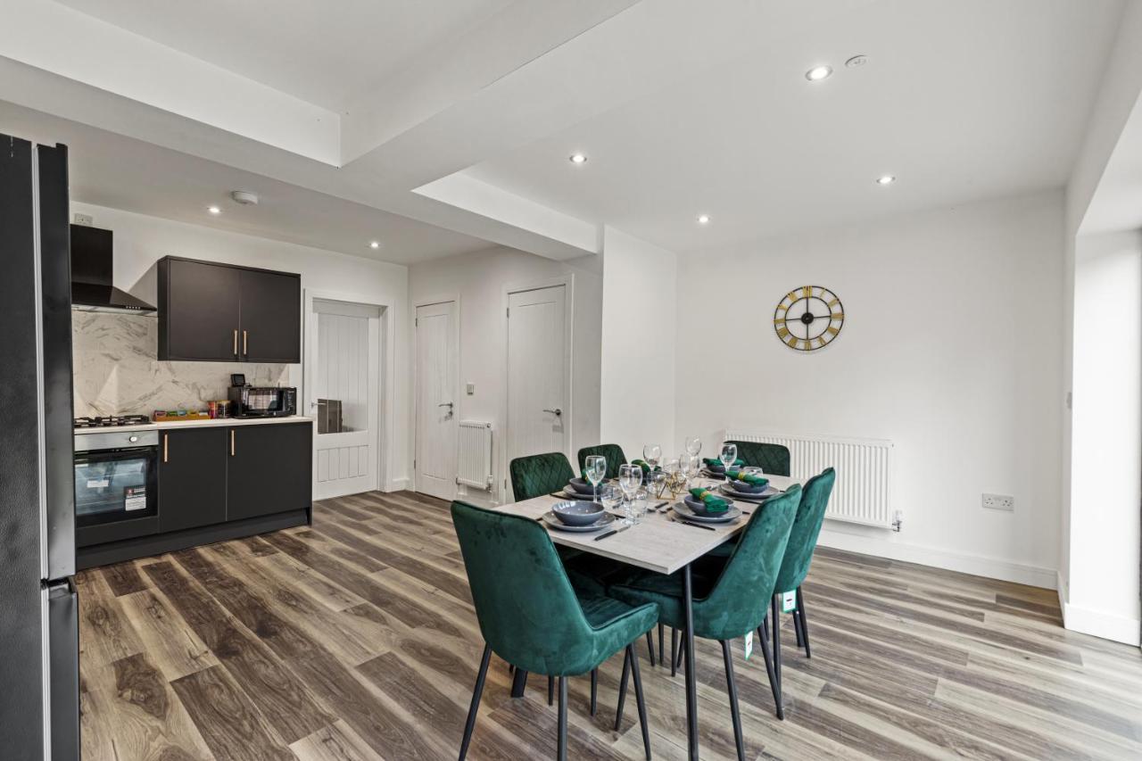 Walsall - 4 Bedroom House, Wi-Fi, Garden , Sleeps 8 - Jrr Stays Bescot 외부 사진