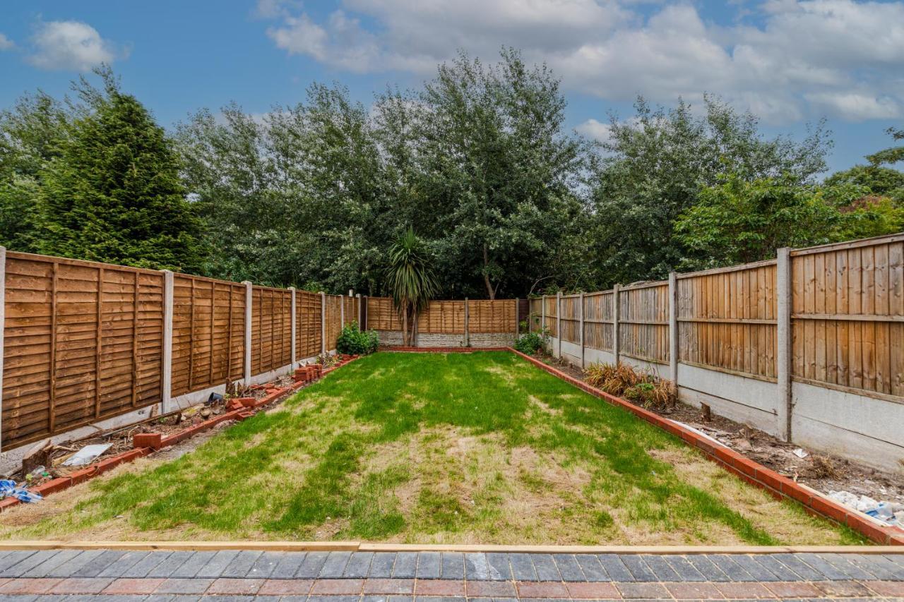 Walsall - 4 Bedroom House, Wi-Fi, Garden , Sleeps 8 - Jrr Stays Bescot 외부 사진