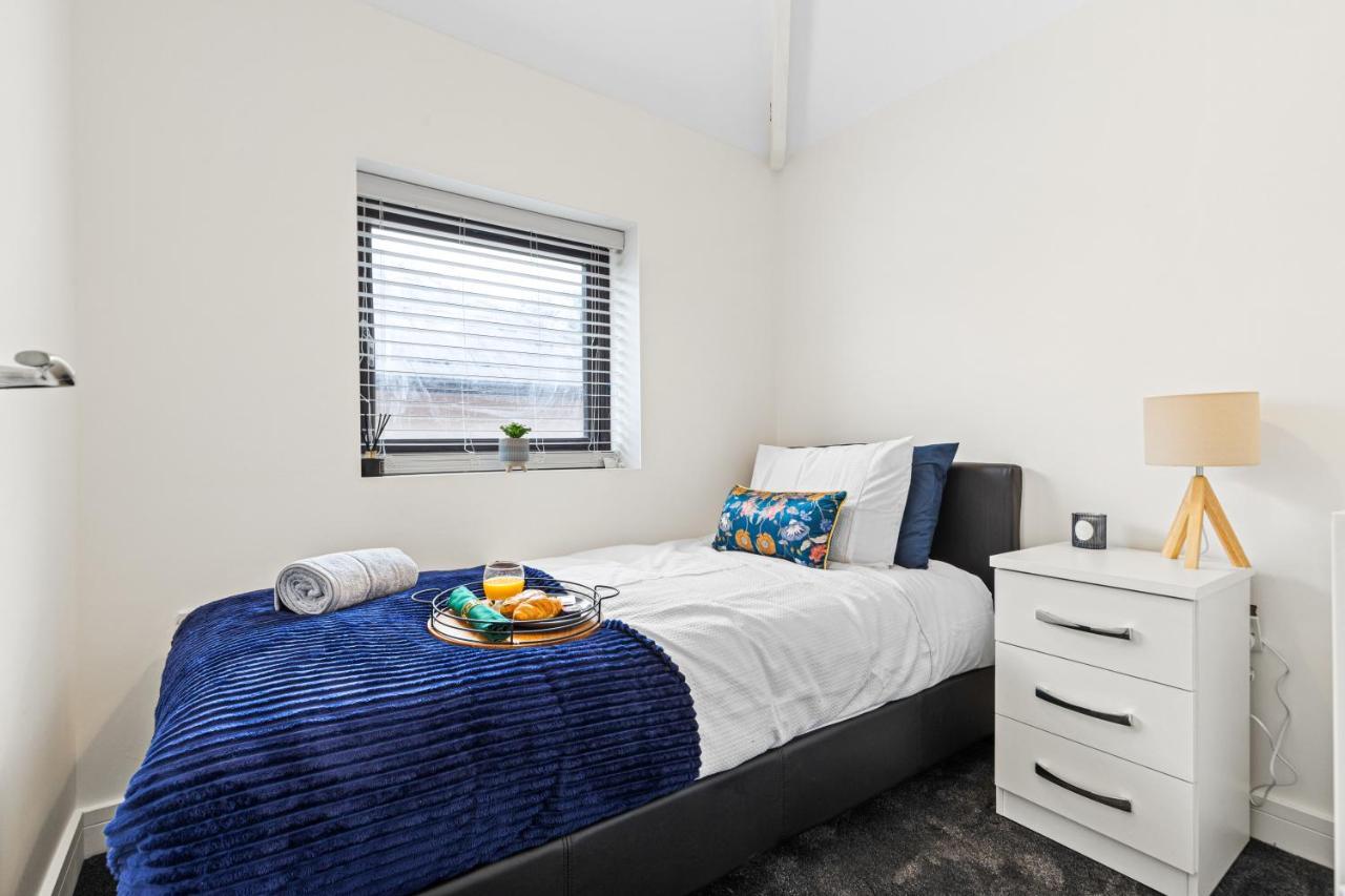 Walsall - 4 Bedroom House, Wi-Fi, Garden , Sleeps 8 - Jrr Stays Bescot 외부 사진