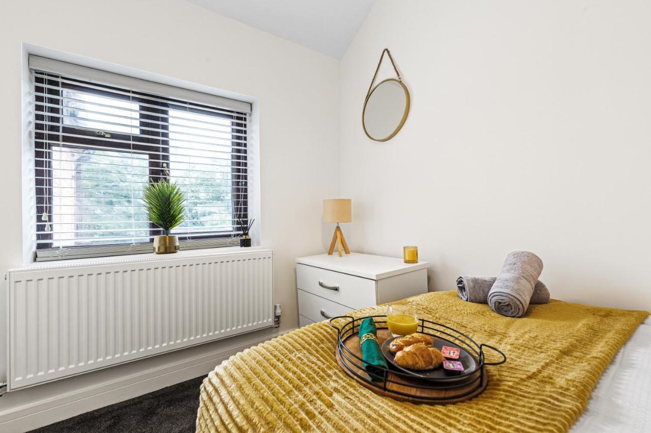 Walsall - 4 Bedroom House, Wi-Fi, Garden , Sleeps 8 - Jrr Stays Bescot 외부 사진